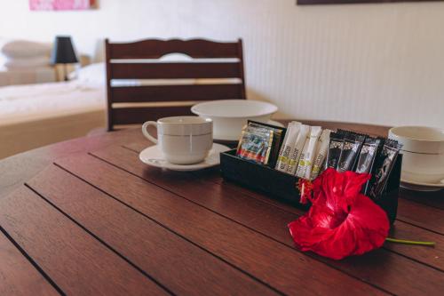 Příslušenství pro přípravu čaje a kávy v ubytování Kiikii Inn & Suites