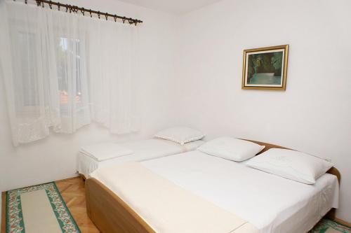 Apartments with a parking space Mirca, Brac - 730