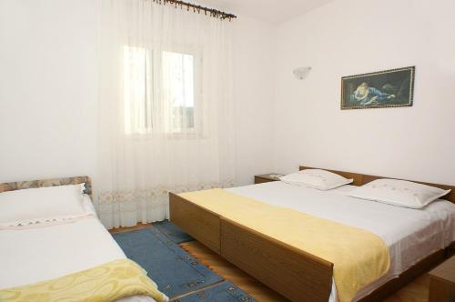 Katil atau katil-katil dalam bilik di Apartments with a parking space Mirca, Brac - 730