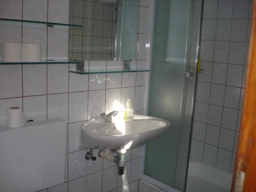 Et badeværelse på Apartments by the sea Milna, Brac - 735