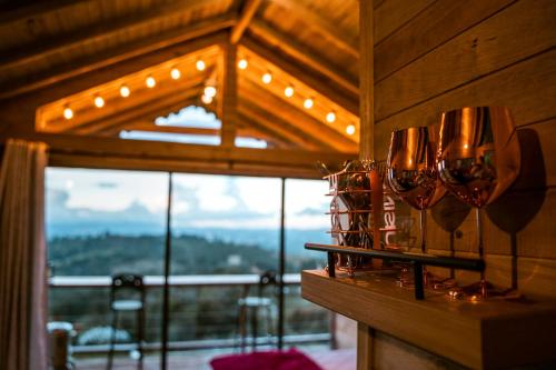 Zimmer mit einer Theke mit Weingläsern und einem Fenster in der Unterkunft Caralsol Glamping in Rionegro