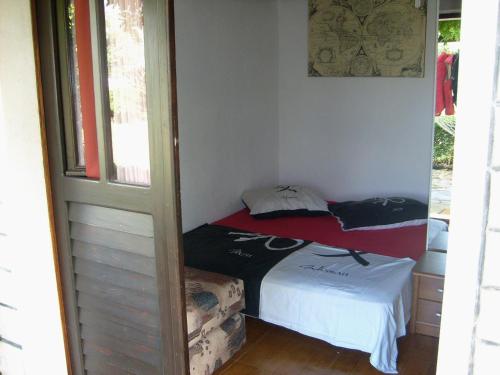 niewielka sypialnia z łóżkiem i oknem w obiekcie Family friendly house with a parking space Pucisca, Brac - 749 w mieście Pučišća