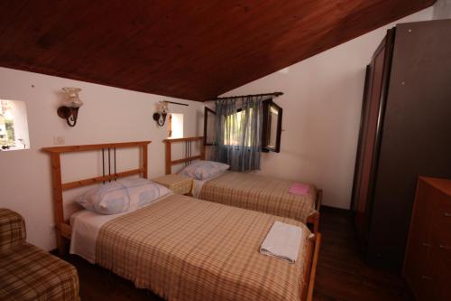 Katil atau katil-katil dalam bilik di Apartments by the sea Maslinica, Solta - 772