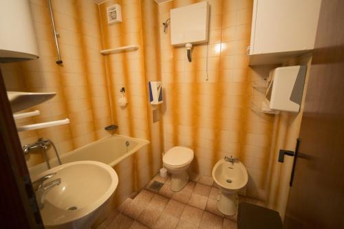 Vonios kambarys apgyvendinimo įstaigoje Apartment Maslinica 774b