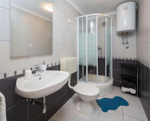 Bilik mandi di Apartments by the sea Seget Vranjica, Trogir - 978