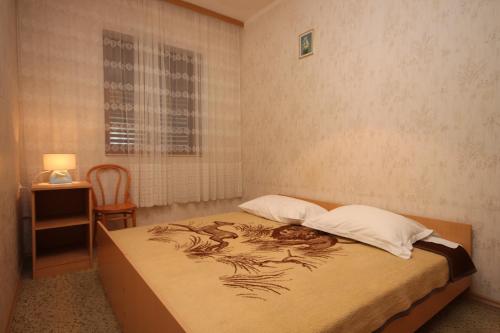 um quarto com uma cama com um quadro em Apartments by the sea Biograd na Moru, Biograd - 858 em Biograd na Moru