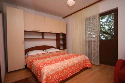 Ένα ή περισσότερα κρεβάτια σε δωμάτιο στο Apartments with a parking space Zivogosce - Porat, Makarska - 1055