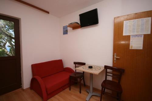 Μια τηλεόραση ή/και κέντρο ψυχαγωγίας στο Apartments with a parking space Zivogosce - Porat, Makarska - 1055