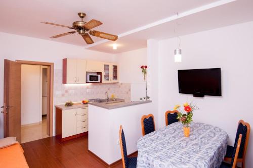 Kuchyňa alebo kuchynka v ubytovaní Apartments by the sea Pisak, Omis - 1010