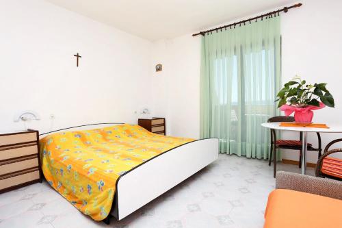 sypialnia z łóżkiem z krzyżem na ścianie w obiekcie Studio Marusici 1024a w Mimicach