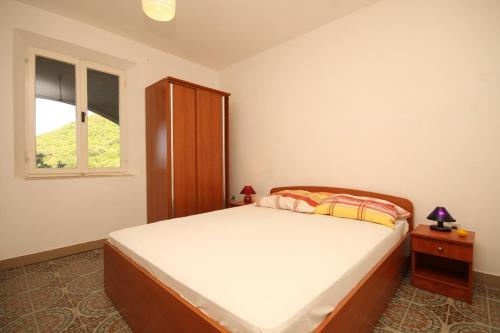 Schlafzimmer mit einem Bett und einem Fenster in der Unterkunft Twin Room Lucica 990b in Lastovo