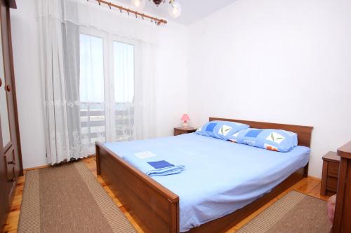 Ένα ή περισσότερα κρεβάτια σε δωμάτιο στο Family friendly seaside apartments Kraj, Pasman - 699