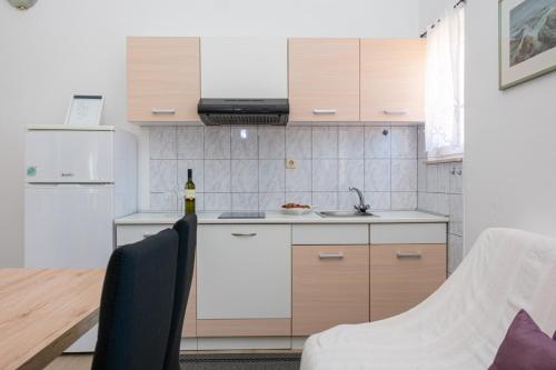 Η κουζίνα ή μικρή κουζίνα στο Apartments by the sea Pasman - 694