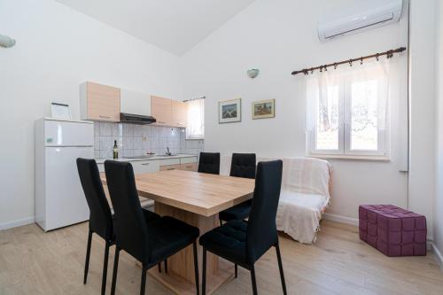 Η κουζίνα ή μικρή κουζίνα στο Apartments by the sea Pasman - 694