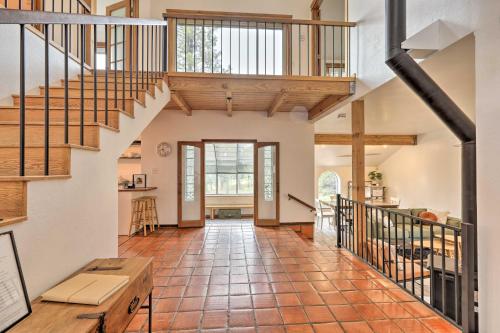 The Evergreen House 5 Acres, Hot Tub, and Fireplace