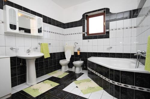 a bathroom with a tub and a toilet and a sink at Apartment Kali 834a in Kali