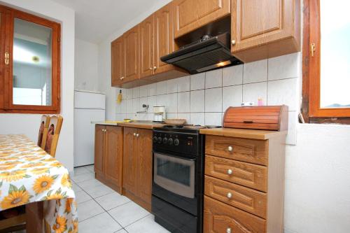 Kuchyň nebo kuchyňský kout v ubytování Apartments with WiFi Zman, Dugi otok - 887