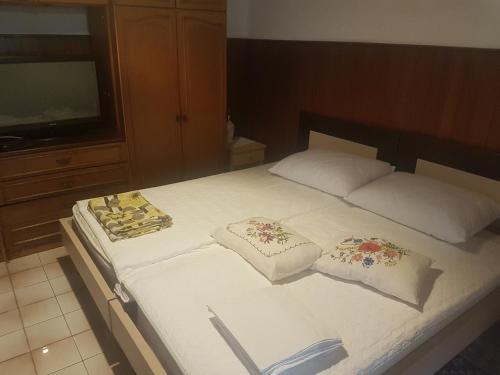 Tempat tidur dalam kamar di Apartments by the sea Povlja, Brac - 708