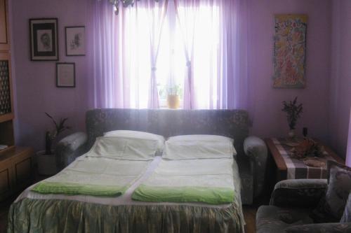Bett in einem Zimmer mit Fenster in der Unterkunft Apartments with a parking space Vodice - 927 in Vodice
