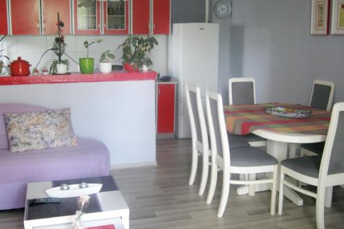 eine Küche und ein Esszimmer mit einem Tisch und einem Esszimmer in der Unterkunft Apartments with a parking space Vodice - 927 in Vodice