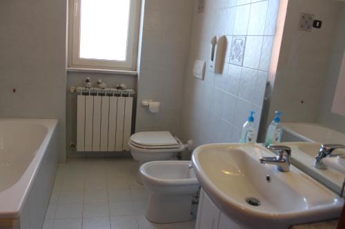 a bathroom with a sink and a toilet and a tub at Il Pioppo in Veroli