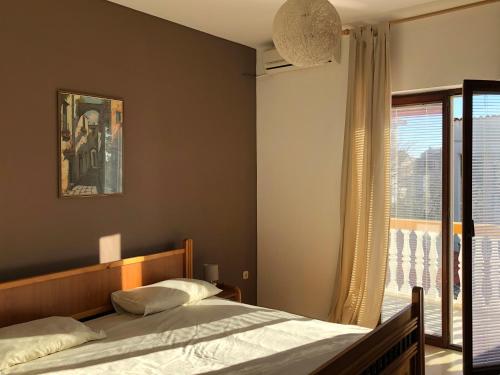 Ліжко або ліжка в номері Apartments by the sea Brodarica, Sibenik - 919