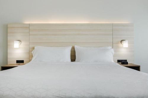 Un ou plusieurs lits dans un hébergement de l'établissement Holiday Inn Express & Suites Edmonton N - St Albert by IHG