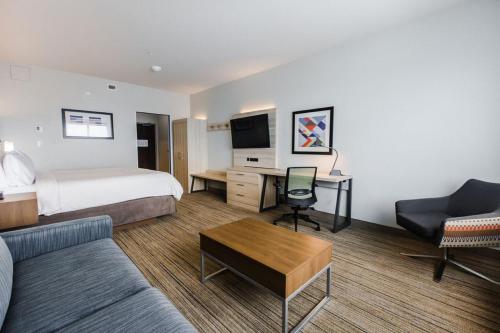 Un ou plusieurs lits dans un hébergement de l'établissement Holiday Inn Express & Suites Edmonton N - St Albert by IHG