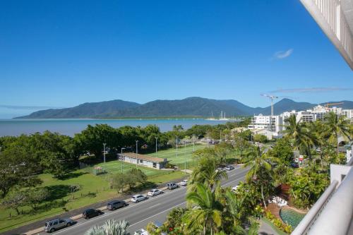 een uitzicht op het water vanaf het balkon van een gebouw bij Cairns Luxury Seaview Apartment in Cairns