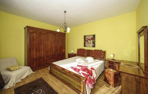 um quarto com uma cama e uma cadeira em Apartments by the sea Brodarica, Sibenik - 921 em Brodarica