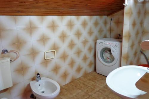 W łazience znajduje się pralka i umywalka. w obiekcie Apartments by the sea Zaboric, Sibenik - 958 w mieście Žaborić