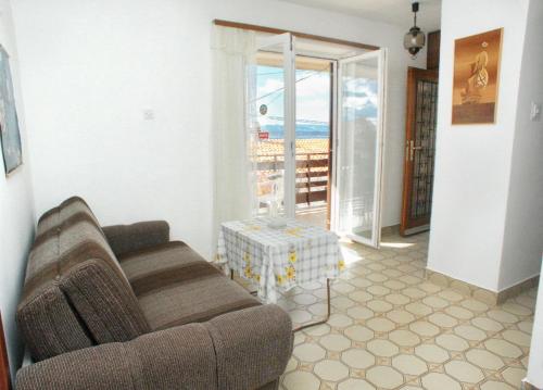 uma sala de estar com um sofá e uma mesa em Apartment Pisak 967b em Mimice