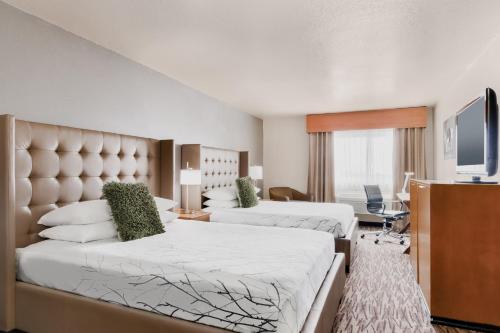 Un pat sau paturi într-o cameră la Best Western PLUS Peppertree Airport Inn