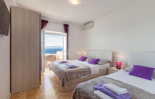 - une chambre avec 2 lits et une vue sur l'océan dans l'établissement Apartments by the sea Pisak, Omis - 1001, à Pisak