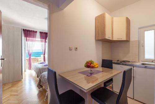 Kuchyňa alebo kuchynka v ubytovaní Apartments by the sea Pisak, Omis - 1001