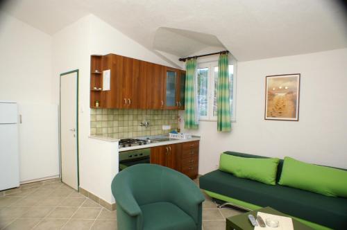 Kuchyň nebo kuchyňský kout v ubytování Apartment Tisno 814c