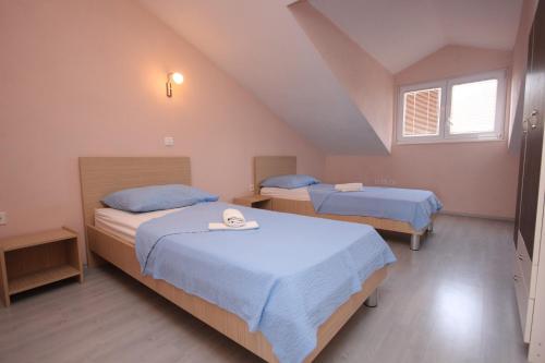 Posteľ alebo postele v izbe v ubytovaní Apartments by the sea Tkon, Pasman - 686