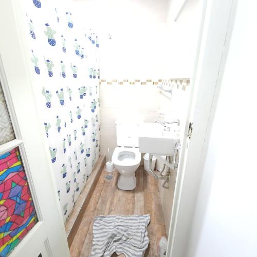 bagno con servizi igienici e lavandino di Luna de Mandalas a Buenos Aires