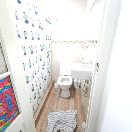 La salle de bains est pourvue de toilettes et d'un lavabo. dans l'établissement Luna de Mandalas, à Buenos Aires