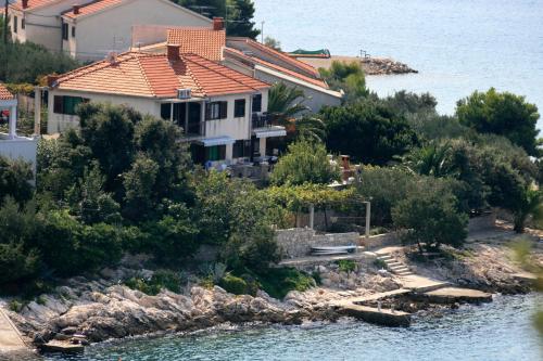 Fotografia z galérie ubytovania Apartments by the sea Maslinica, Solta - 775 v destinácii Grohote