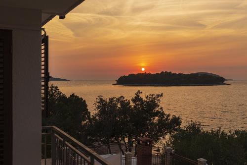 Apartments by the sea Maslinica, Solta - 775