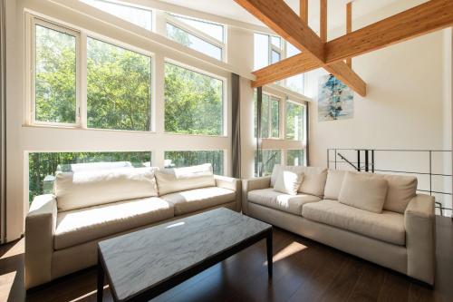 Posezení v ubytování Annupuri Onsen Chalet