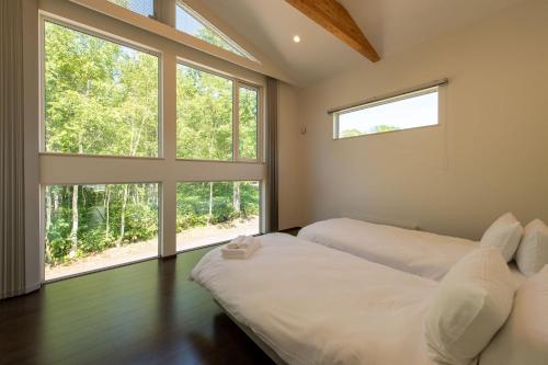Postel nebo postele na pokoji v ubytování Annupuri Onsen Chalet