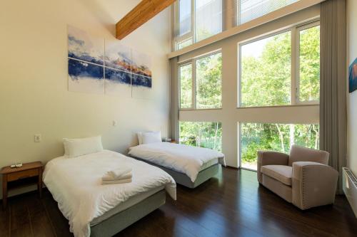 Postel nebo postele na pokoji v ubytování Annupuri Onsen Chalet