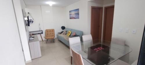 ein Wohnzimmer mit Sofa und Tisch in der Unterkunft Apto 2 quartos em Imbituba Santa Catarina in Imbituba