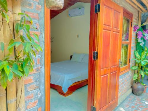 a small bedroom with a bed in a doorway at Tuan Nam Homestay in Ninh Binh