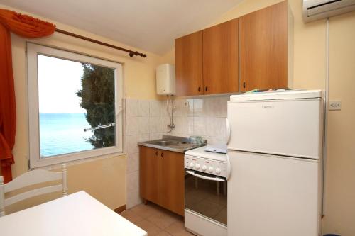 Kuchyňa alebo kuchynka v ubytovaní Apartments by the sea Seget Vranjica, Trogir - 1051