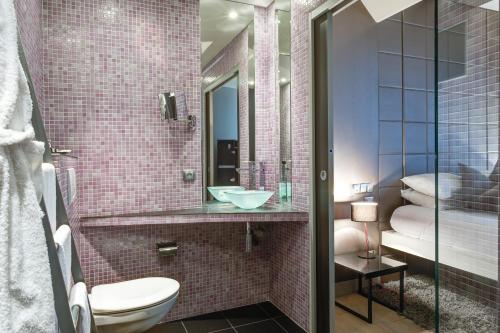 y baño con aseo y lavamanos. en ZE Hotel, en París