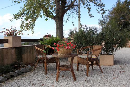 a table with chairs and a basket of flowers on it at Il Pioppo in Veroli