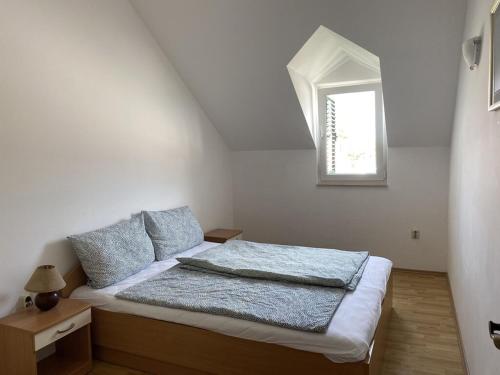 Schlafzimmer mit einem Bett und einem Fenster in der Unterkunft Apartments by the sea Milna, Brac - 18743 in Milna